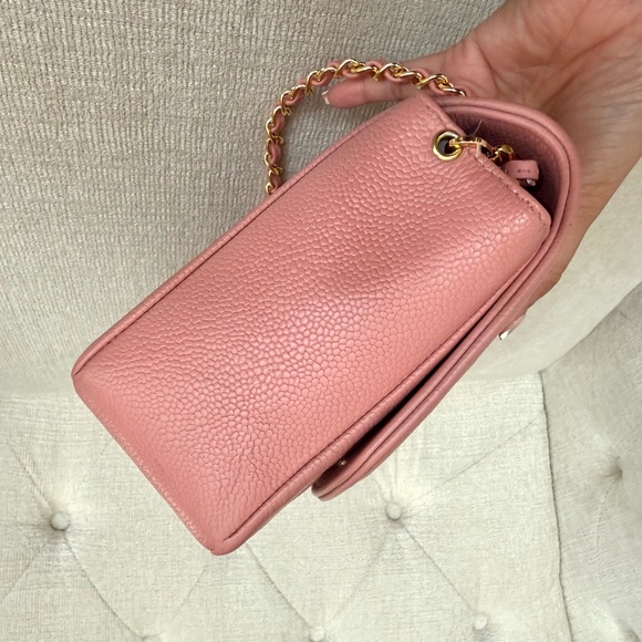 Chanel Diana Bag Vintage Pink Medium Shoulder Bag with Gold Accents - Picture 9 of 16